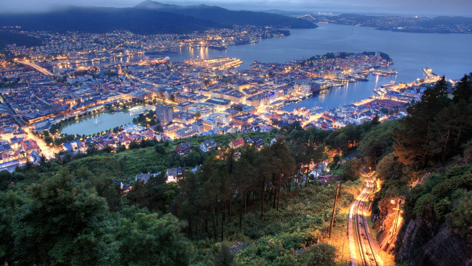 Bergen sentrum og fjellene rundt byen